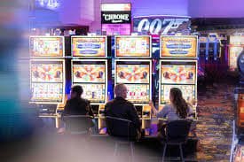 တိုက်ရိုက် ကာစီနို Live Dealer စားပွဲပေါ်မှ Baccarat ကစားနေသော မြင်ကွင်း
